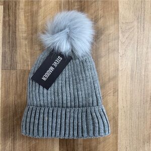 Steve Madden women’s Light Gray Knit Beanie with Faux Fur Pom